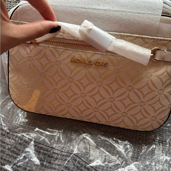 BNWT Authentic Michael Kors Crossbody Bag store purchased NOT outlet ! - Picture 8 of 10